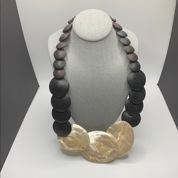 ♥️SALE! 3for$15 Vintage Black and Cream Seashell Necklace 16” - Picture 1 of 7